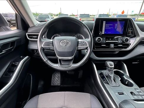 Certified 2024 Toyota Highlander LE FWD image 6
