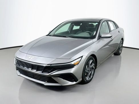 Used 2025 Hyundai Elantra SEL FWD image 3