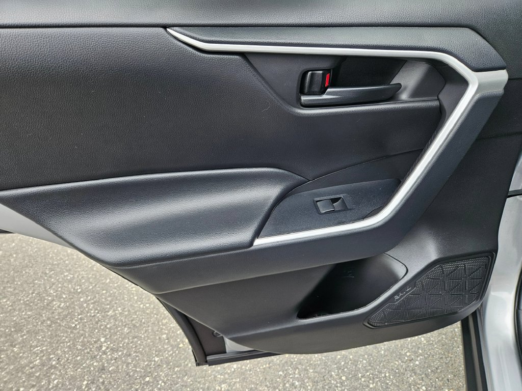 Used 2022 Toyota RAV4 LE AWD/4WD image 15