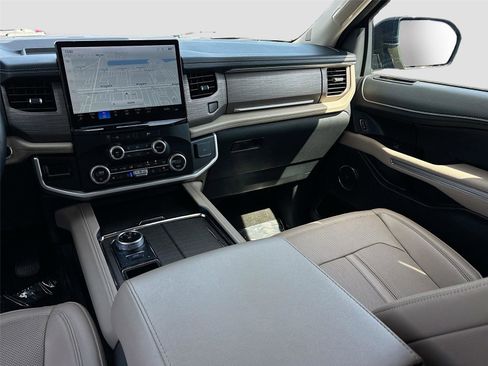 Used 2024 Ford Expedition Limited image 29