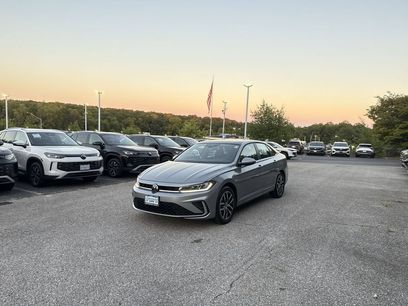 Used 2025 Volkswagen Jetta SE w/ Sunroof Package