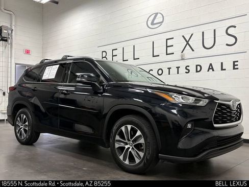 Used 2020 Toyota Highlander XLE FWD image 2