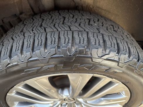 Used 2021 Toyota Venza XLE w/ Carpet Mat Package (TMS) image 4