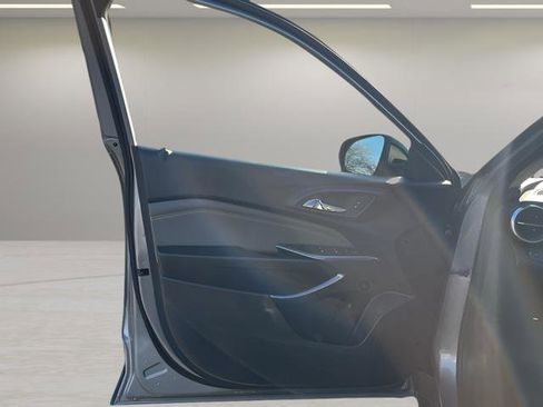Used 2025 Chevrolet Trax ACTIV w/ Sunroof Package FWD image 9