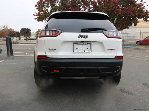 Used 2019 Jeep Cherokee Trailhawk image 9