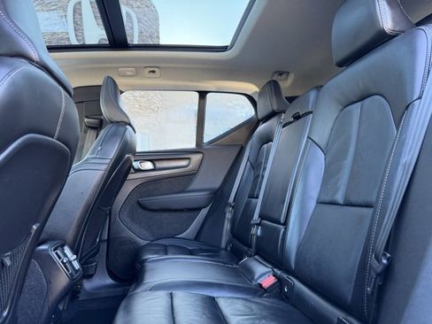 Used 2023 Volvo XC40 B5 Plus image 32