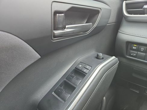 Used 2023 Toyota Highlander LE AWD/4WD image 13