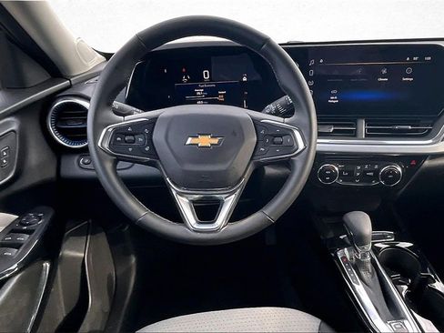 Used 2024 Chevrolet Trax LT w/ Sunroof Package image 9