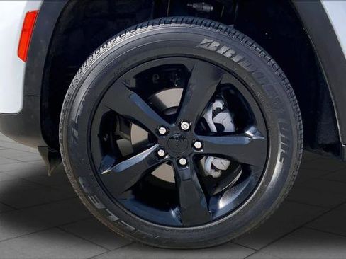Certified 2024 Jeep Grand Cherokee Altitude AWD/4WD image 11