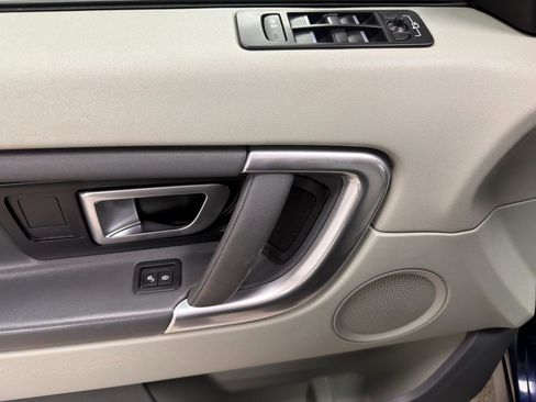 Used 2016 Land Rover Discovery Sport SE image 15