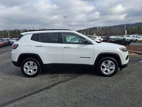 Certified 2022 Jeep Compass Latitude image 9
