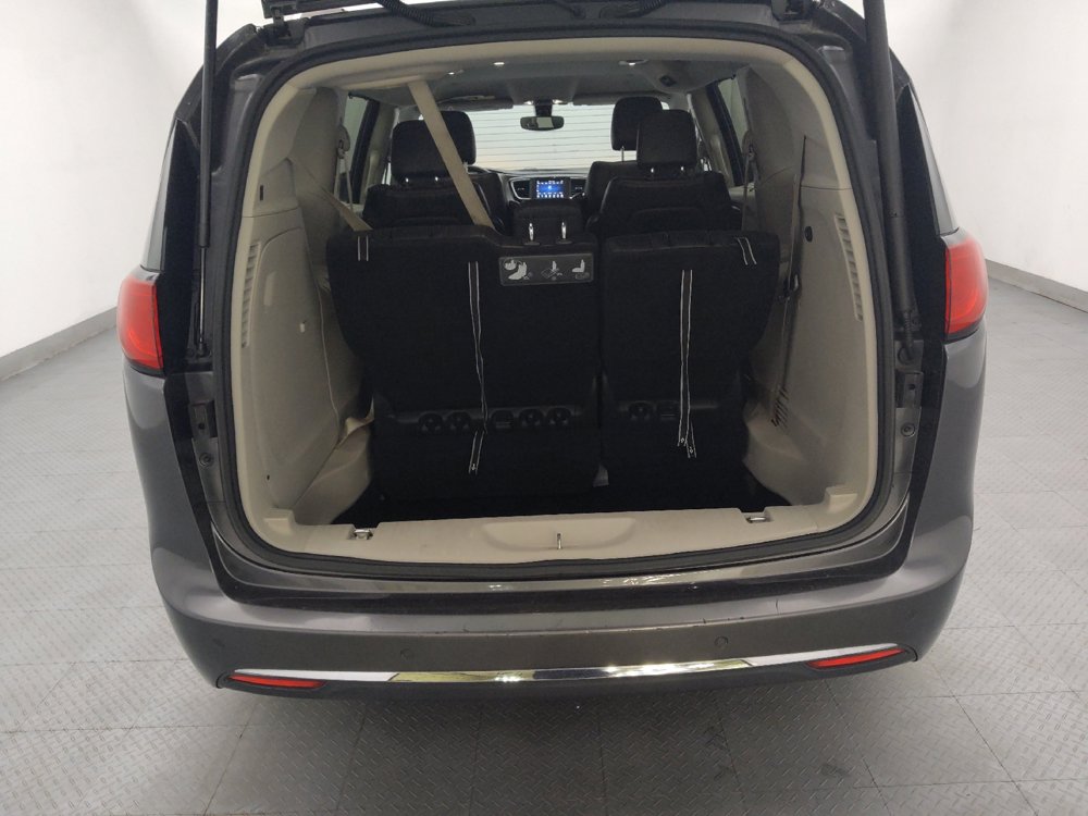 Used 2020 Chrysler Pacifica Touring-L FWD image 29