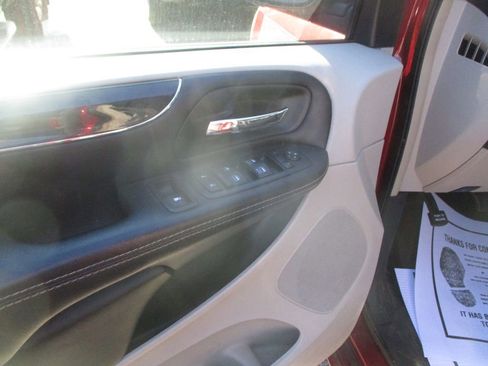 Used 2016 Chrysler Town & Country Touring-L image 7