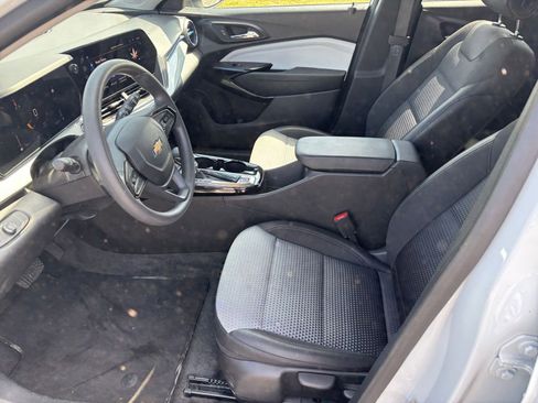 Used 2025 Chevrolet Trax LT image 25