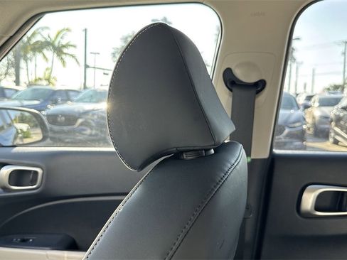 Used 2022 Hyundai Venue Limited image 17