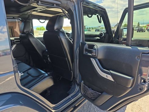 Used 2017 Jeep Wrangler Unlimited Rubicon AWD/4WD image 33