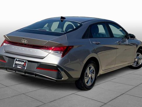 Used 2024 Hyundai Elantra SE image 11