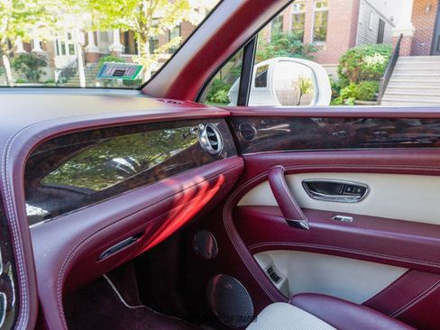 Used 2019 Bentley Bentayga image 78
