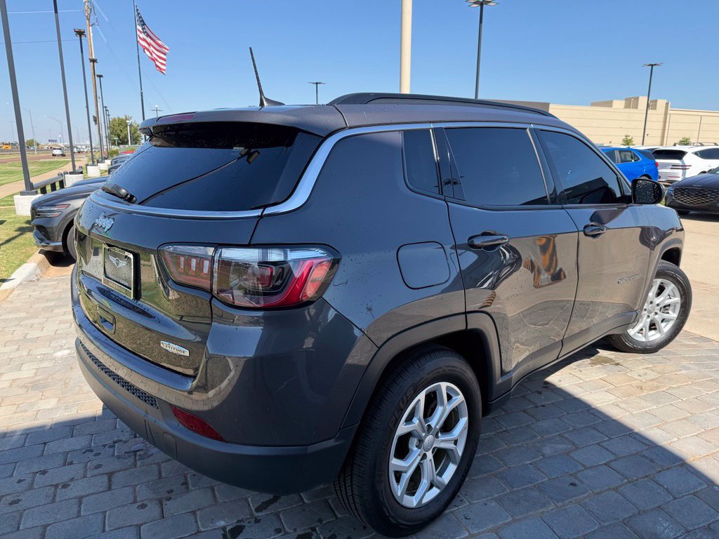 Used 2024 Jeep Compass Latitude AWD/4WD image 5