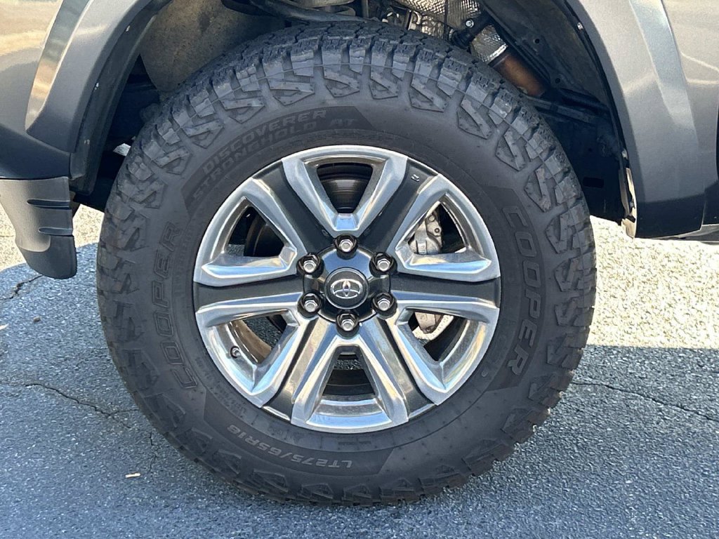 Used 2017 Toyota Tacoma Limited w/ Tow Package AWD/4WD image 11