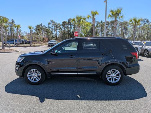 Used 2017 Ford Explorer XLT w/ Equipment Group 202A image 6