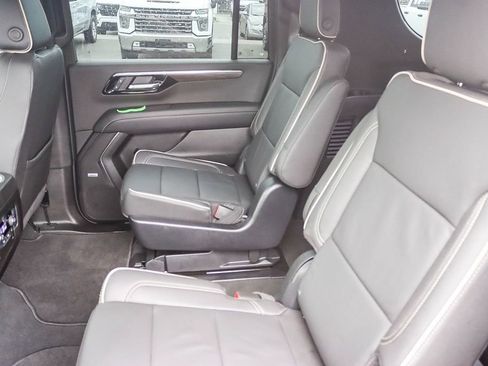 Used 2025 Chevrolet Suburban Premier image 17