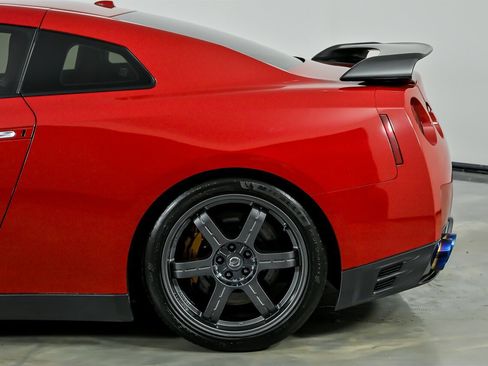 Used 2015 Nissan GT-R Black Edition image 9