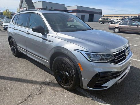 Used 2023 Volkswagen Tiguan SE R-Line image 2