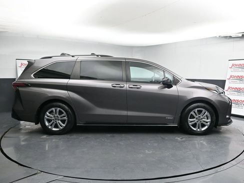 Used 2021 Toyota Sienna XSE w/ XSE Plus Package image 9
