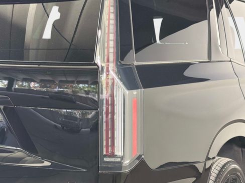 Used 2026 Cadillac Escalade Platinum Sport w/ LPO, ONYX Package AWD/4WD image 8