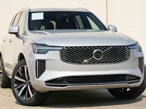 Used 2025 Volvo XC90 B5 Core w/ Protection Package Premier AWD/4WD image 4