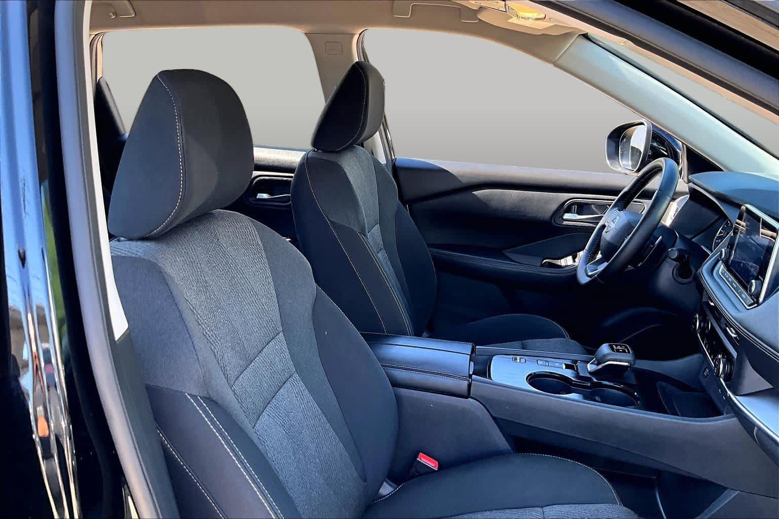 Used 2025 Nissan Rogue SV FWD image 9