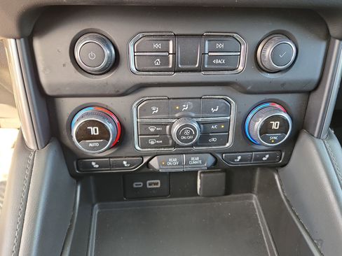 Used 2023 Chevrolet Suburban LT image 30