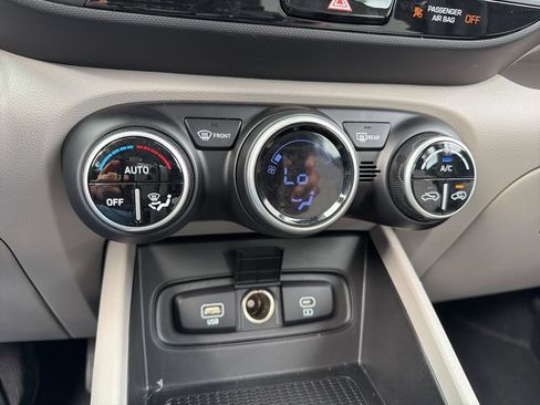 Used 2025 Hyundai Venue SEL FWD image 12