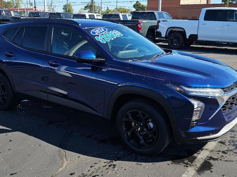 Used 2024 Chevrolet Trax LT w/ Sunroof Package image 1