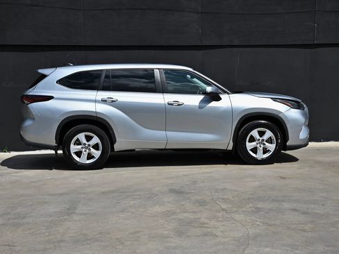 Used 2024 Toyota Highlander LE image 6