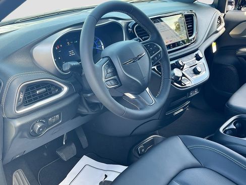 New 2025 Chrysler Pacifica Select image 13