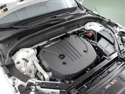 Certified 2025 Volvo XC60 B5 Core image 52