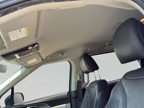 Used 2023 Kia Carnival LX FWD image 24