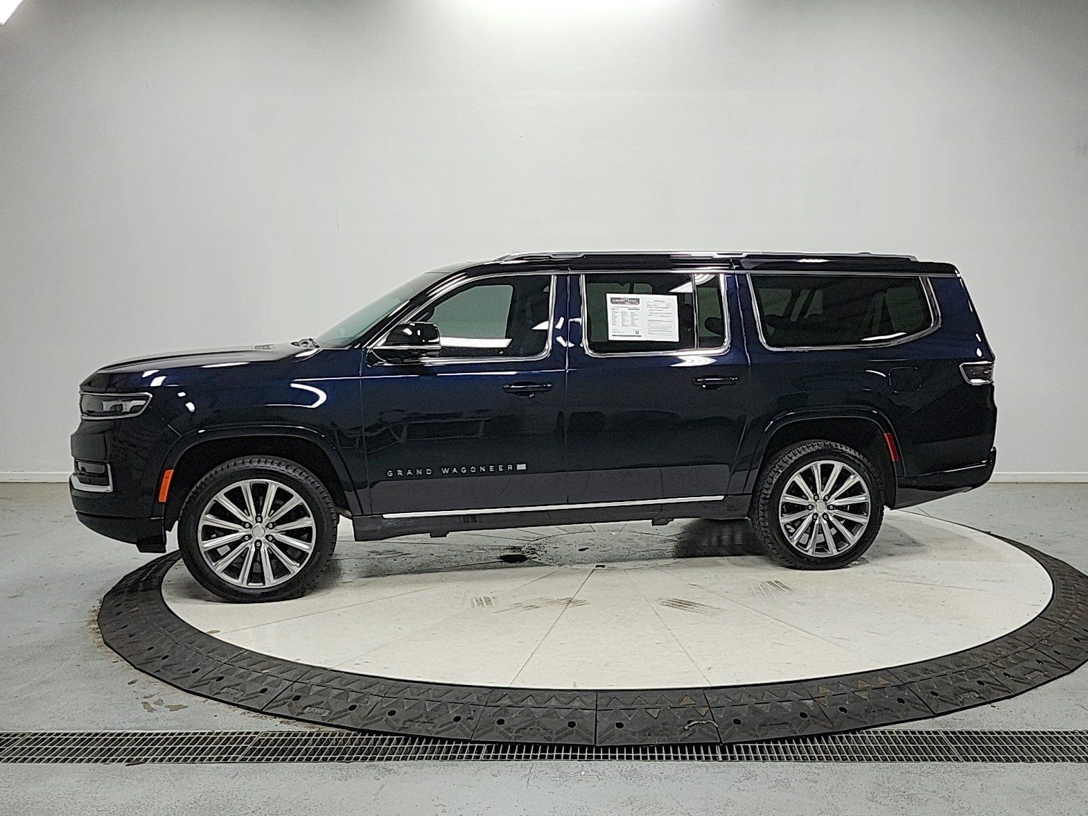 Used 2023 Jeep Grand Wagoneer L Series II w/ Convenience Group III AWD/4WD image 6
