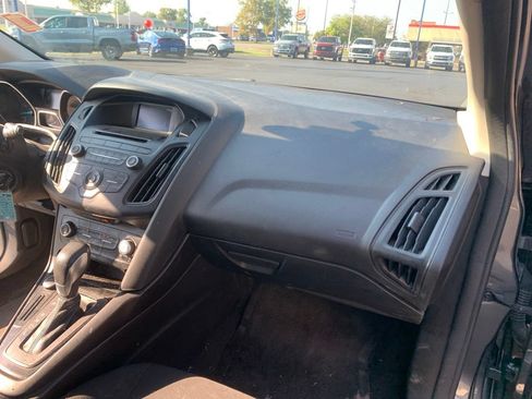 Used 2017 Ford Focus SE FWD image 25