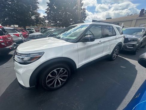Used 2025 Ford Explorer ST-Line AWD/4WD image 2