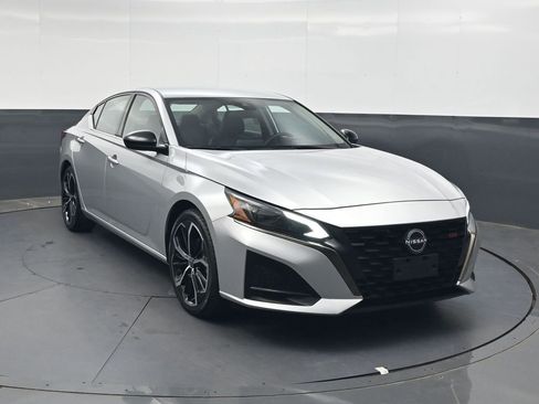 Used 2024 Nissan Altima 2.5 SR FWD image 2