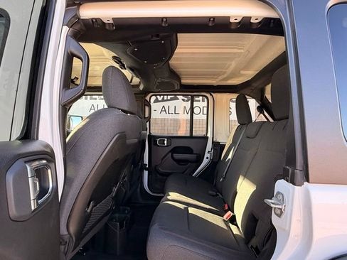 Used 2025 Jeep Wrangler Unlimited Rubicon w/ Convenience Group AWD/4WD image 17