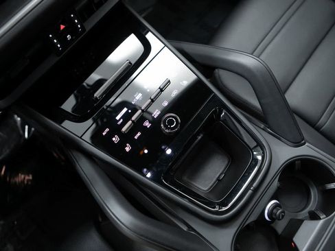 Certified 2025 Porsche Cayenne Turbo image 21