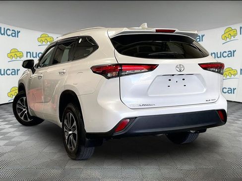Used 2023 Toyota Highlander XLE AWD/4WD image 4