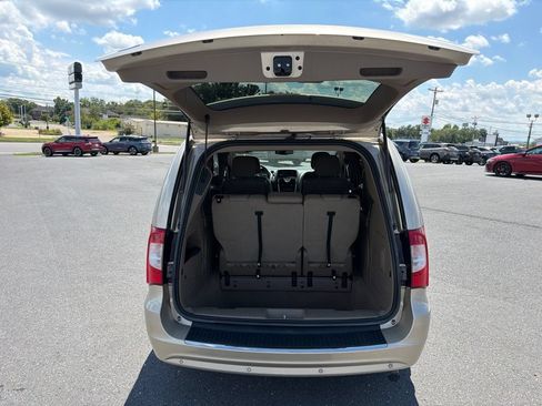 Used 2013 Chrysler Town & Country Touring-L w/ Driver Convenience Group FWD image 17