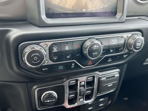 Used 2023 Jeep Wrangler Unlimited w/ Cold Weather Group image 15