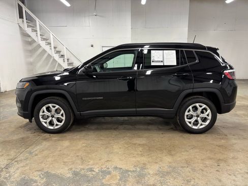 Used 2025 Jeep Compass Latitude AWD/4WD image 4