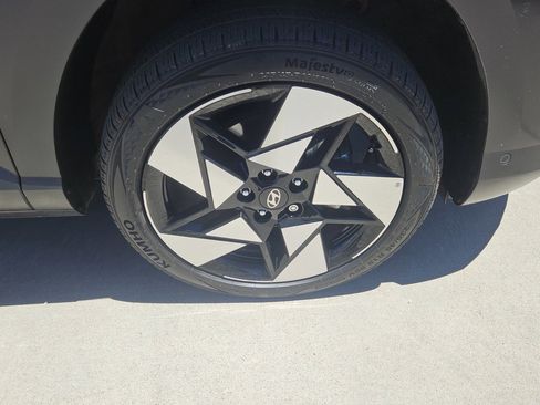 Used 2025 Hyundai Kona Limited AWD/4WD image 2